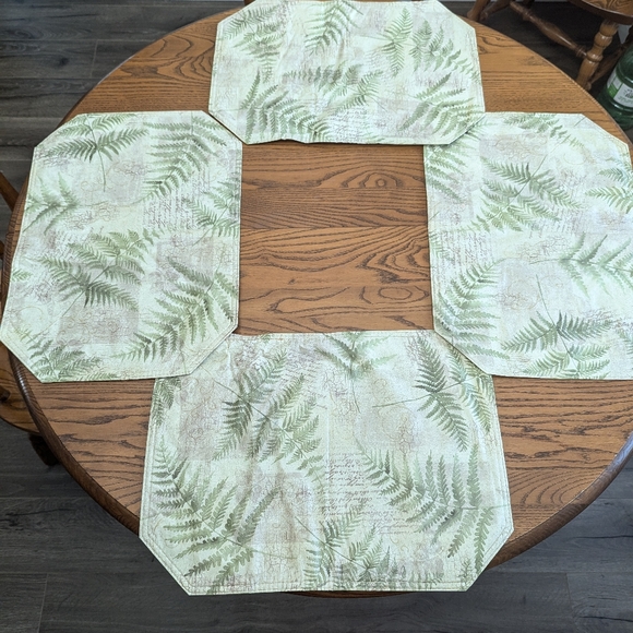 Set of 4 Vinyl placemats.   GUC. 18 x 13 inches each. Fern leaf Pattern - Picture 2 of 2
